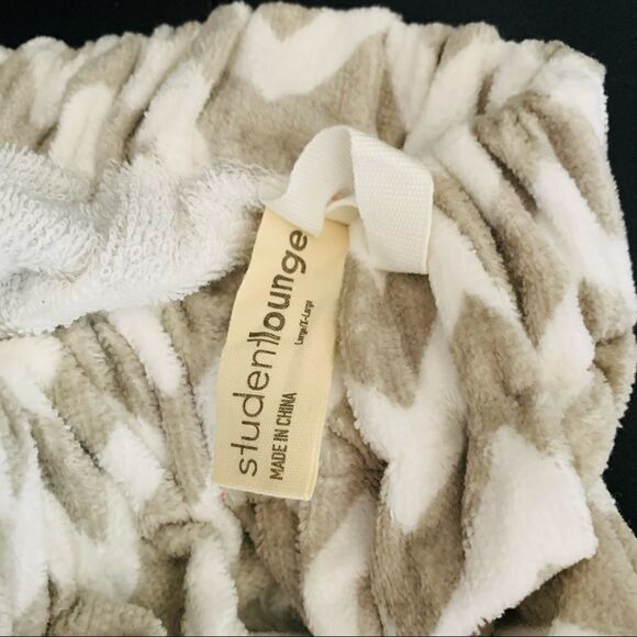 Student Lounge Bath Wrap - Picture 3 of 3